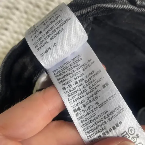 Levi's Women's Black Ribcage Short - Size 26 - Picture 4 of 4